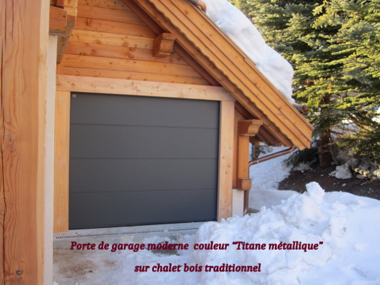 Porte de garage moderne sur chalet raditionnel - Briançon