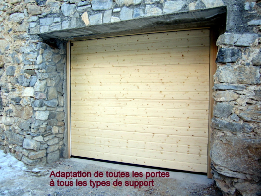 Porte de garage en bois avec adaptation à l'existant en pierres - Briançon