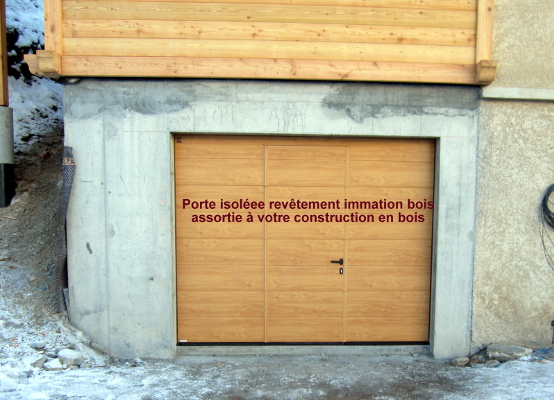 Porte de garage isolée avec option portillon incorporé - Guillestre