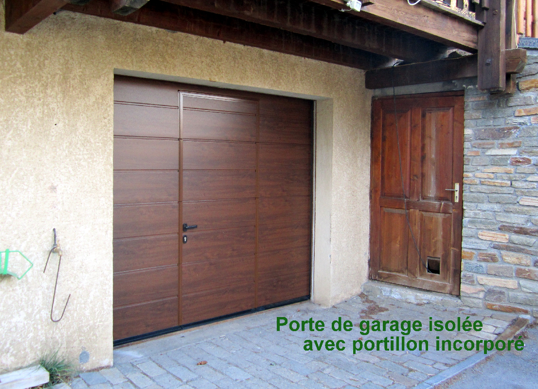 Porte de garage isolée avec portillon incorporé - Guillestre