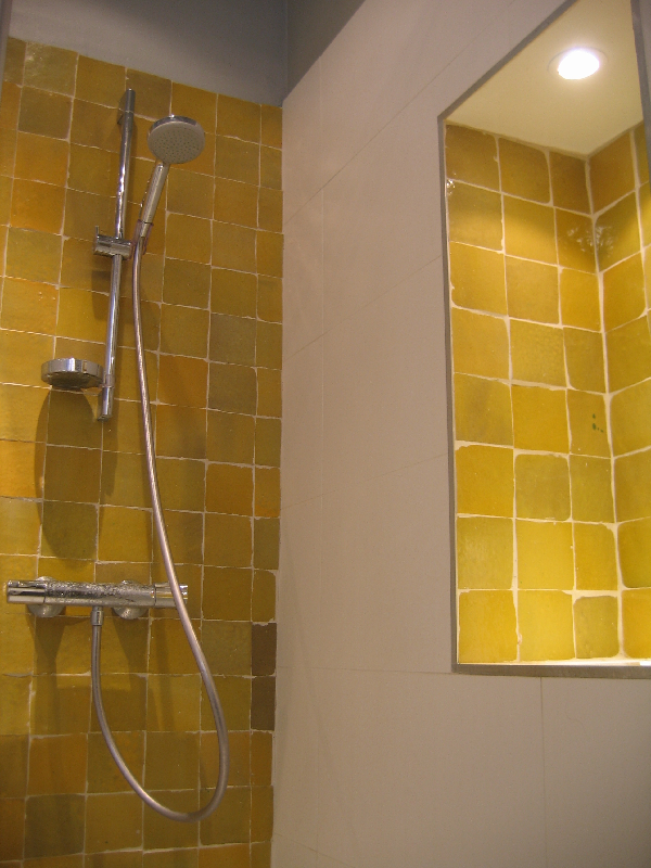 carrelage et spot dans une douche italienne