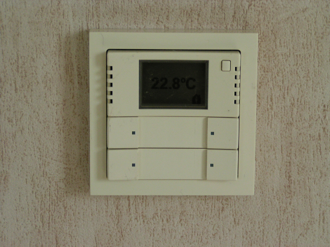 Le bouton-poussoir huit fonctions et le thermostat incorporé