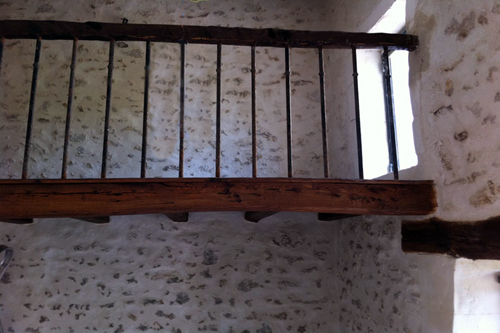 Intérieur d'une grange rénové avec ajout d'une mezzanine