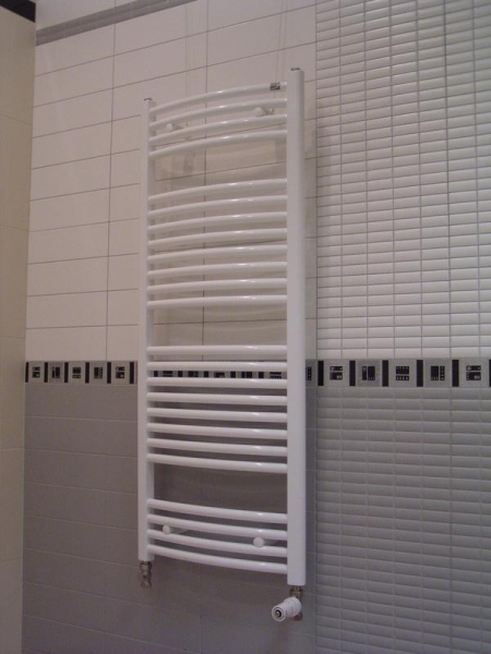 Faïence mur de salle bain échange radiateur par un sèche serviette