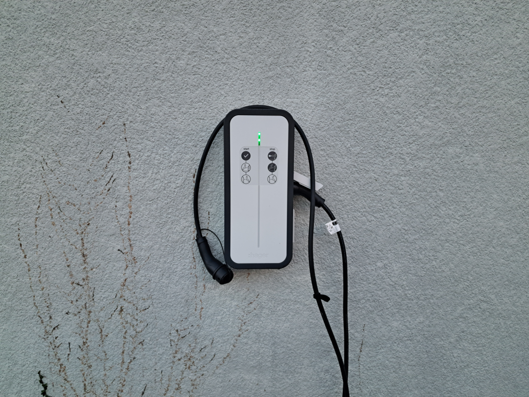 Borne de recharge IRVE installe par ACDCEG