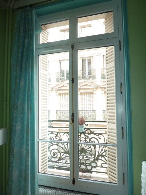 Fenêtre bois fninition laquée blanc avec vitrage thermo phonique